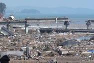 津波被災および火災に襲われた翌日の気仙沼港～気仙沼市街（その１）